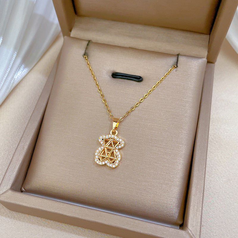 Collar con colgante de oso de lujo con diseño hueco de diamantes de imitación para mujer, cadena delicada de acero de titanio con diseño geométrico