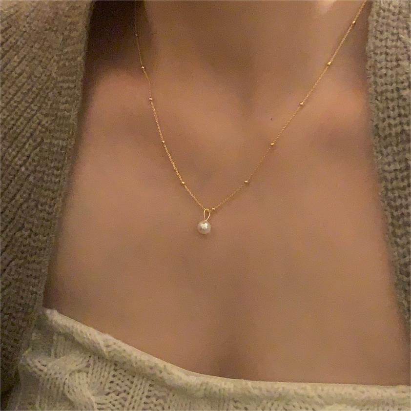 Collar minimalista de perlas con cadena de plata de ley 925 y diseño de acento geométrico