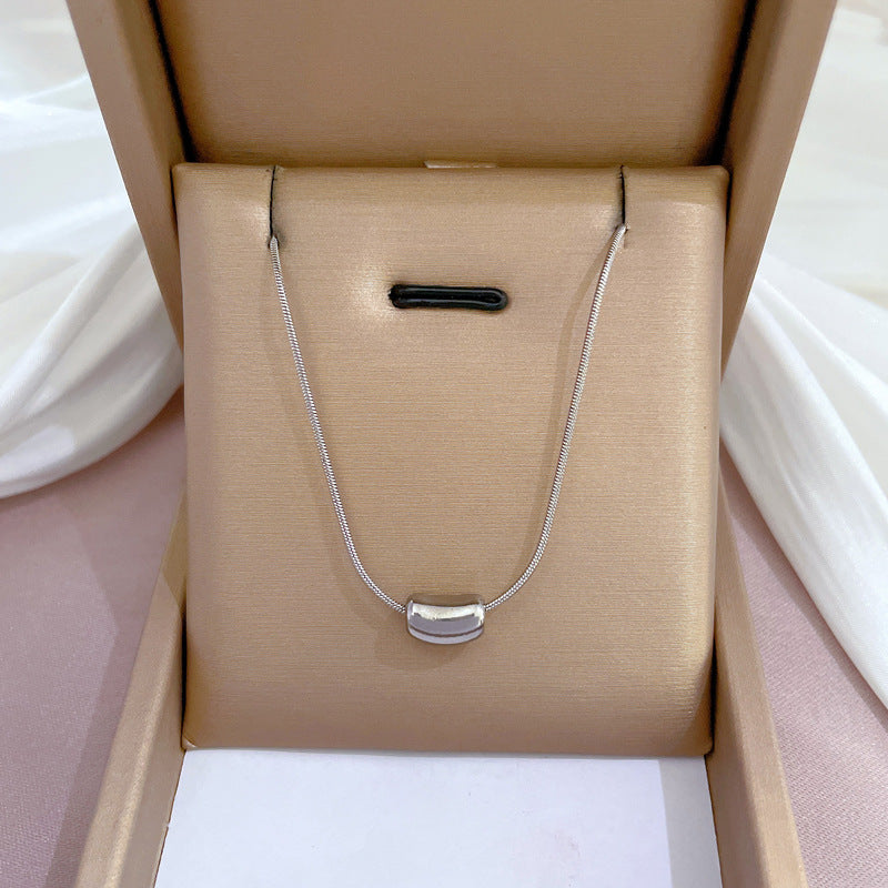 Collana con pendente geometrico minimalista in acciaio al titanio placcato per donna