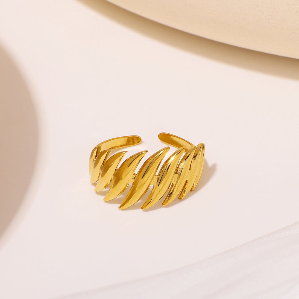 Minimalist Leaf-Shaped Titanium Steel Ring with 18K Gold Plating for Women and Men, Geometric Design, Cool-Tone Unisex Fashion Jewelry