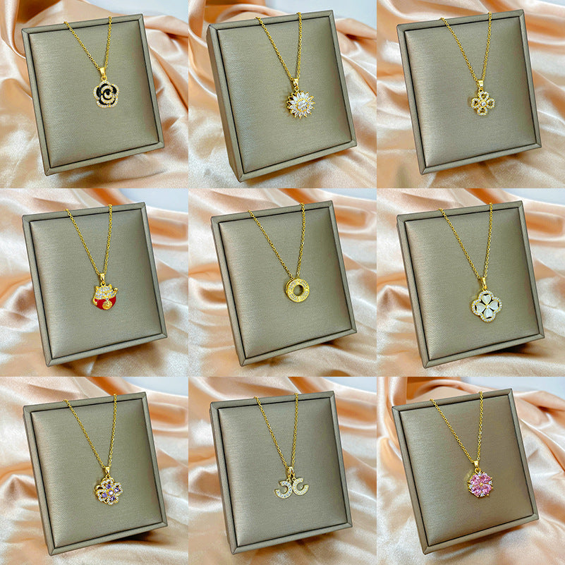 Collana con ciondolo girevole a quadrifoglio in acciaio al titanio con zirconi micropavé da donna
