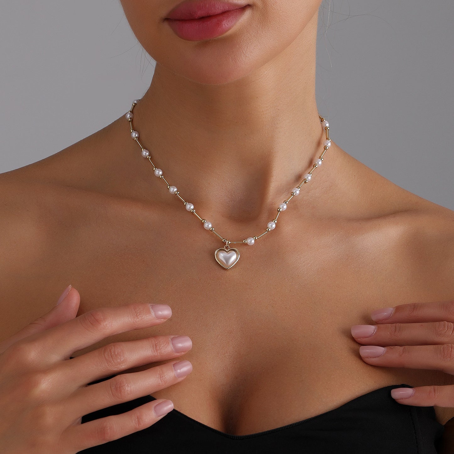Sweet and Cool Fresh Heart-Shaped Alloy Pendant Necklace for Women with Rhinestone Inlay and Plated Finish