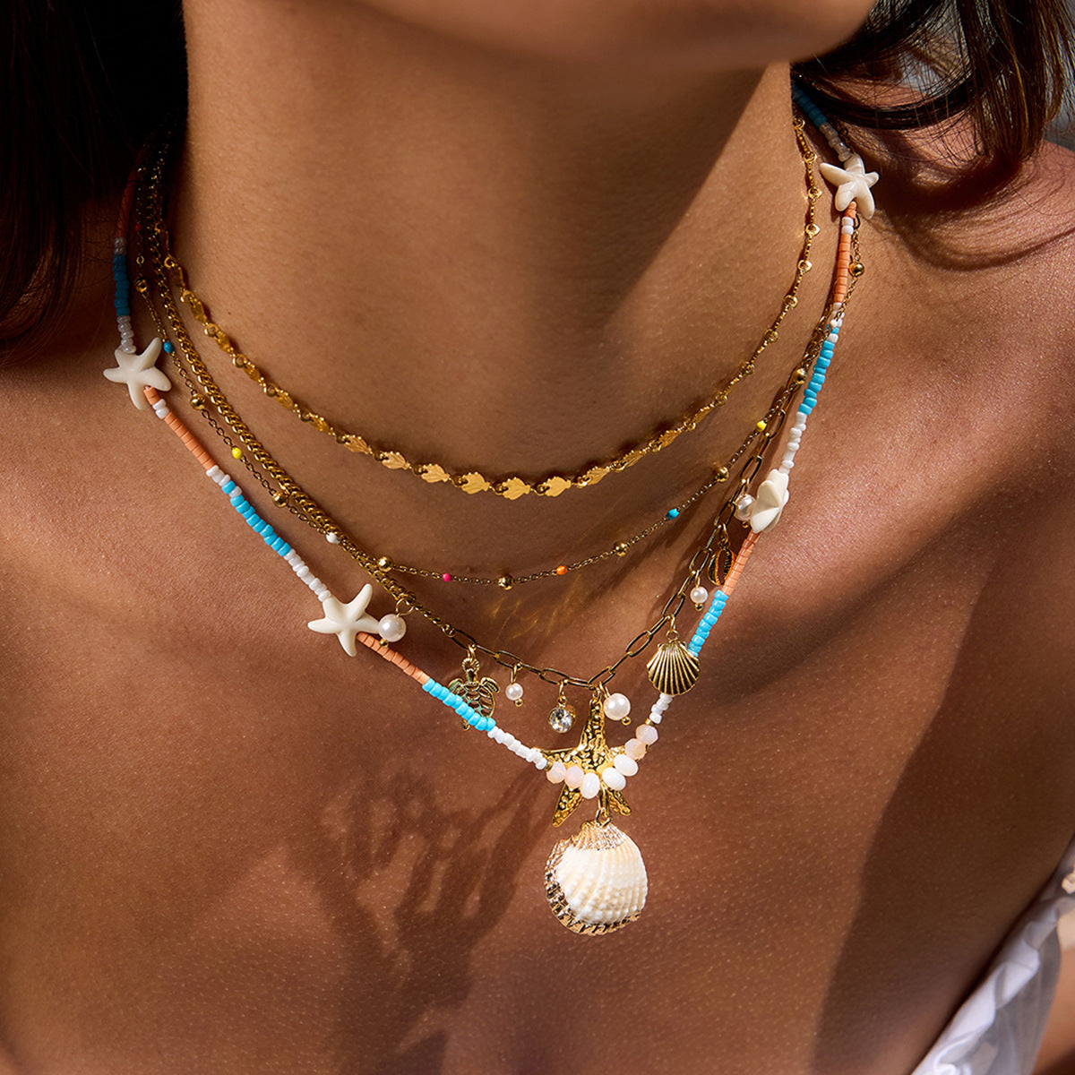 Collar con Colgante Bohemio de Concha y Estrella de Mar en Acero de Titanio con Acabado Chapado para Mujer