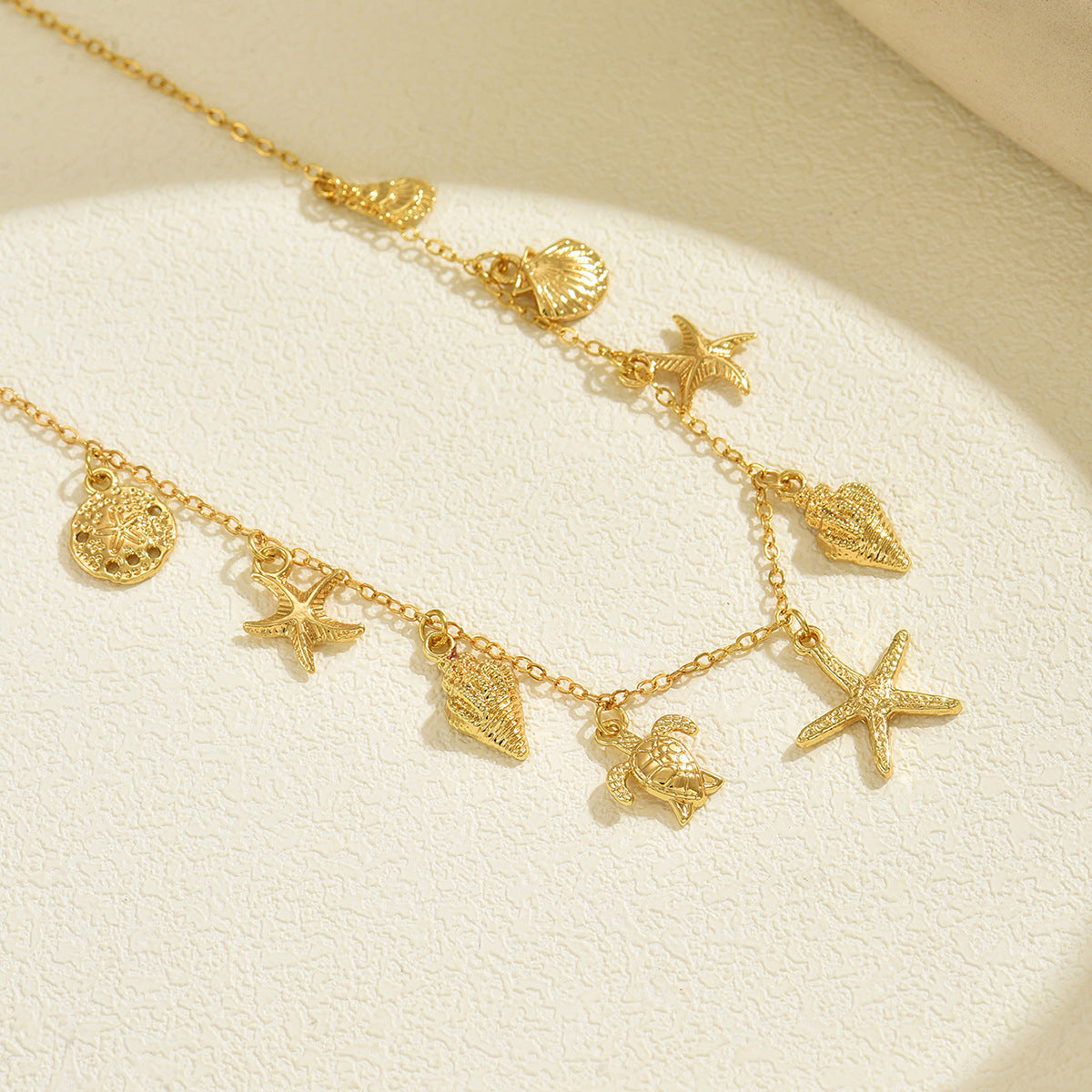 Collar con colgante minimalista de estrella y concha para mujer con cuerpo de aleación y baño de rodio, cadena tipo relicario con diseño geométrico