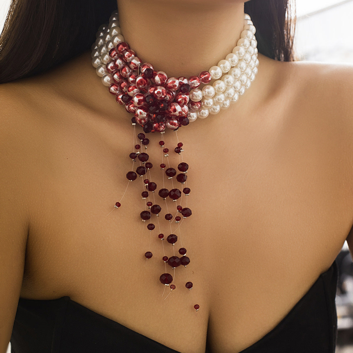 Collana vintage gotica multistrato con perle e nappe, ciondolo con strass e finitura placcata, da donna