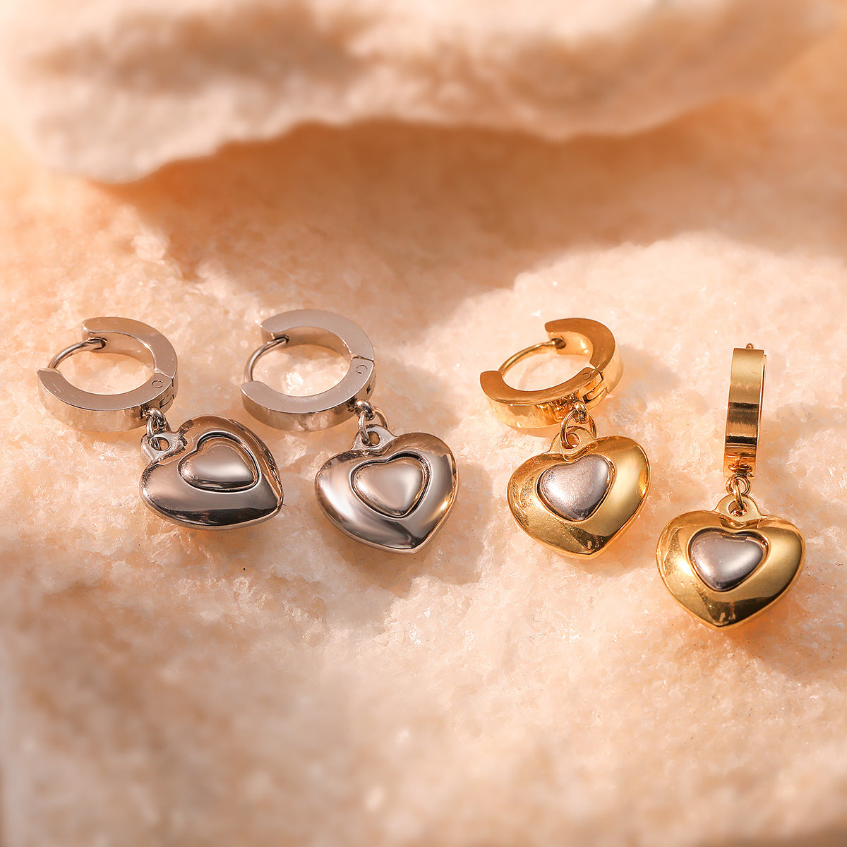 Orecchini Minimalisti a Cuore in Acciaio al Titanio con Placcatura in Vero Oro da Donna