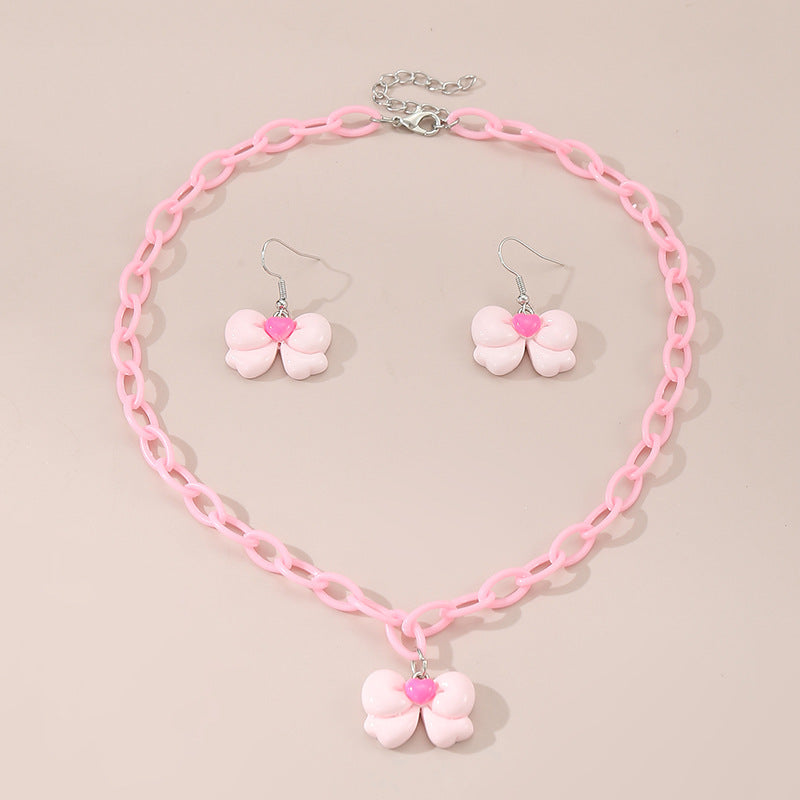 Collar con colgante de lazo acrílico minimalista color caramelo para niños con acabado esmaltado y cadena de cuentas