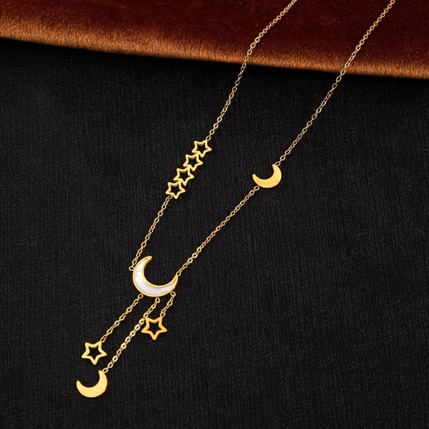 Collana con Pendente Geometrico Minimalista a Stella e Luna in Acciaio al Titanio con Finitura Placcata per la Claviccola