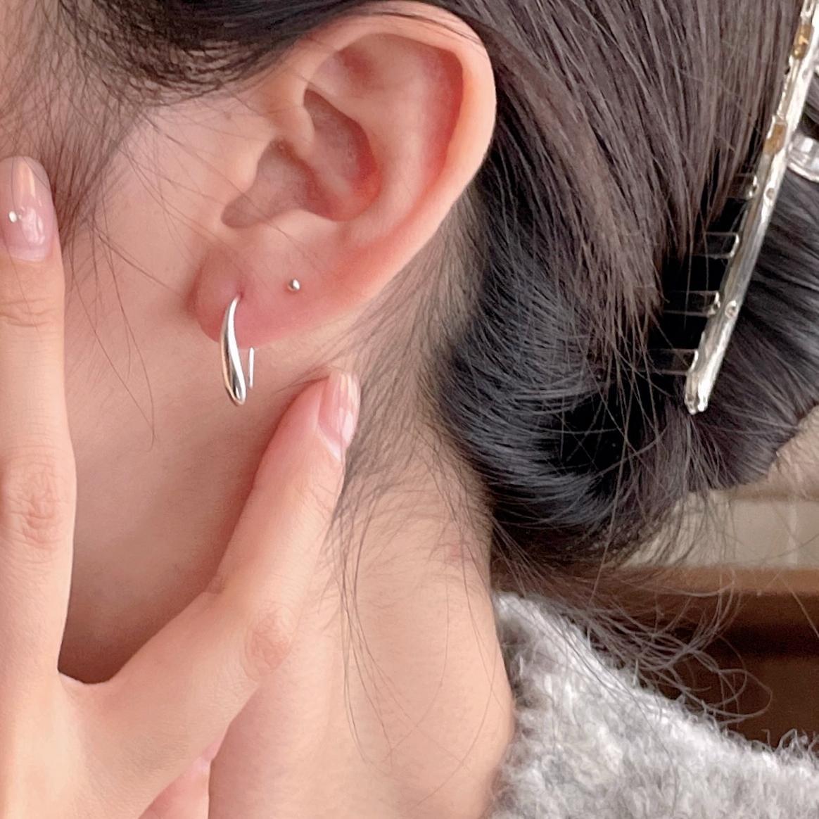 Aretes minimalistas con forma de lágrima de plata de ley 925 con motivos florales y de notas musicales