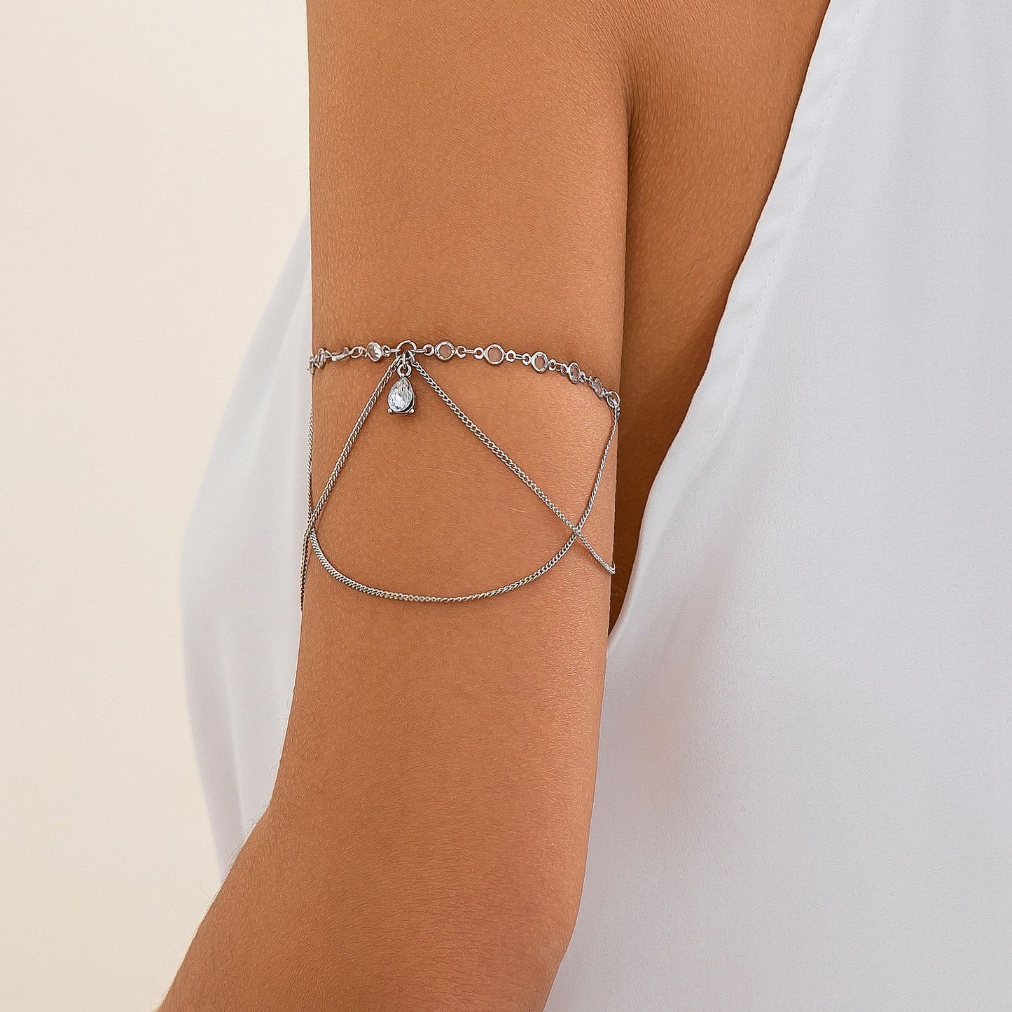 Cadena de brazo de aleación con forma de estrella geométrica estilo punk con acabado chapado para mujer, pulsera ajustable