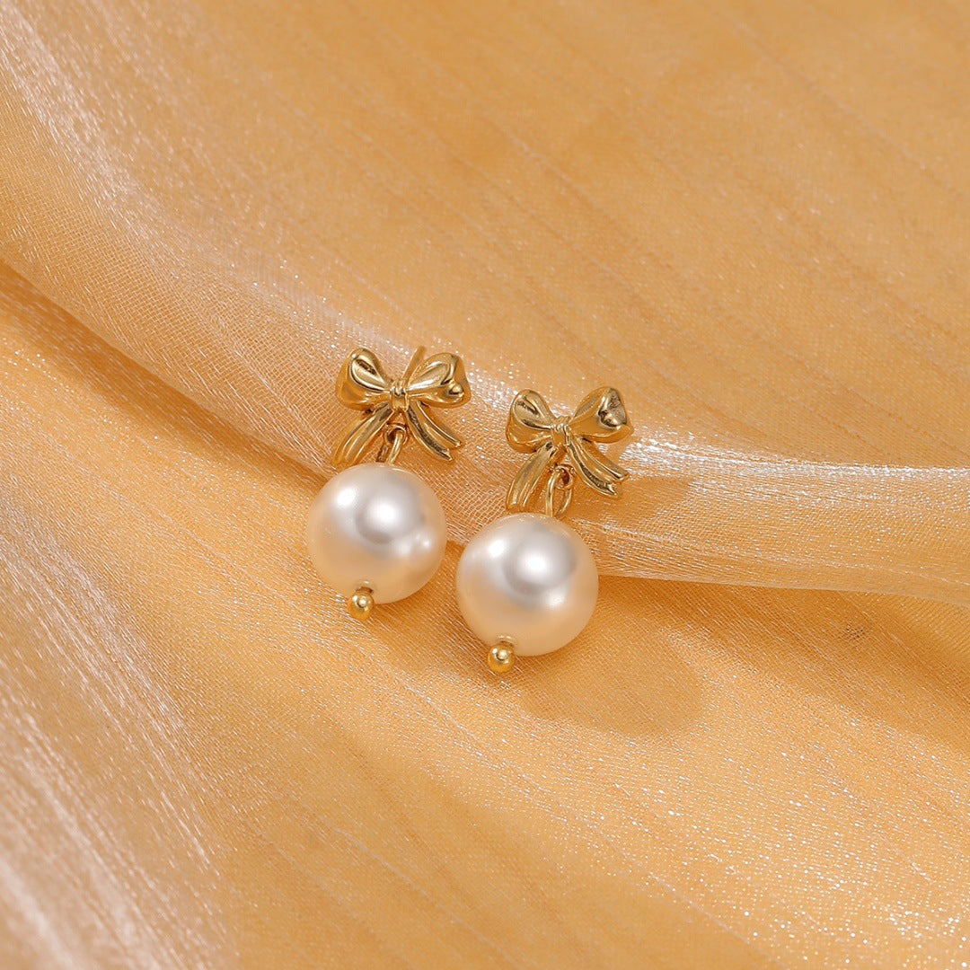 Orecchini da donna minimalisti con fiocco in perle e acciaio al titanio, con finitura placcata e design a forma di cuore