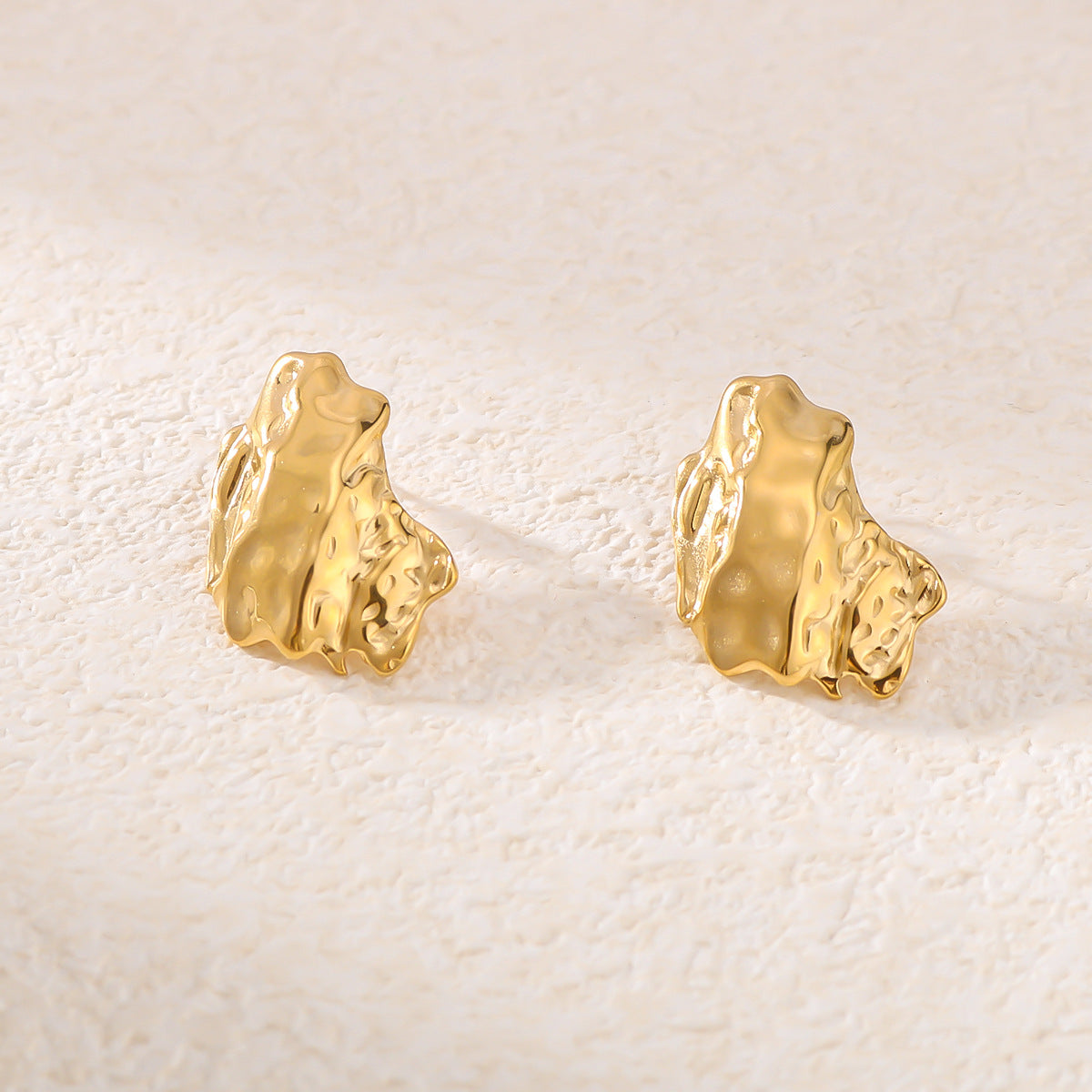 Orecchini geometrici asimmetrici minimalisti in acciaio inossidabile placcato oro 18K con dettagli a rombo e circolari, anallergici e resistenti all'ossidazione
