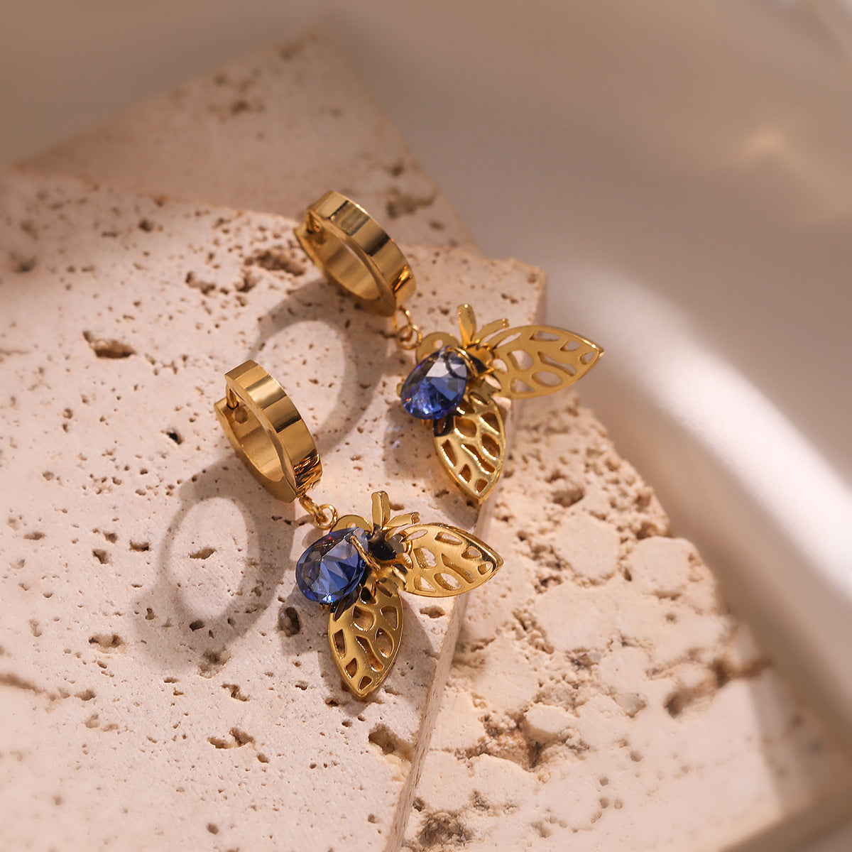 Orecchini minimalisti in acciaio al titanio a forma di ape con placcatura in oro autentico e intarsio di zirconi per donna