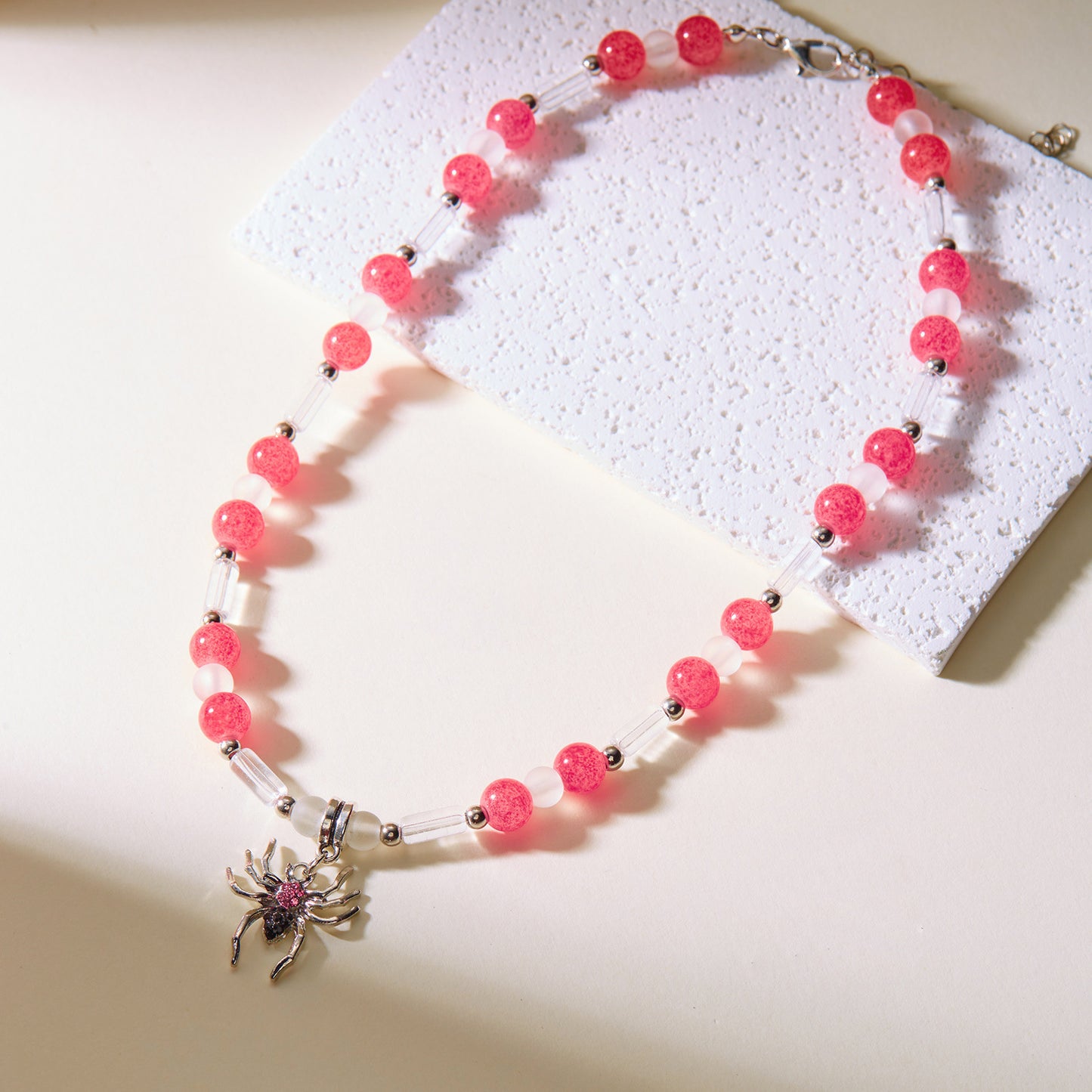 Collana con ciondolo a ragno fluorescente per donna con finitura galvanizzata, gioielli a forma di animale per Halloween su catena a croce