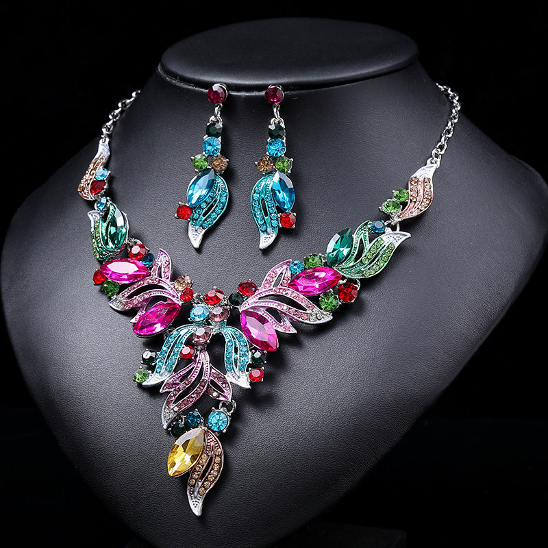 Vintage Floral Pendant Necklace Set for Women Alloy Plated Sweater Chain with Leaf and Petal Accents