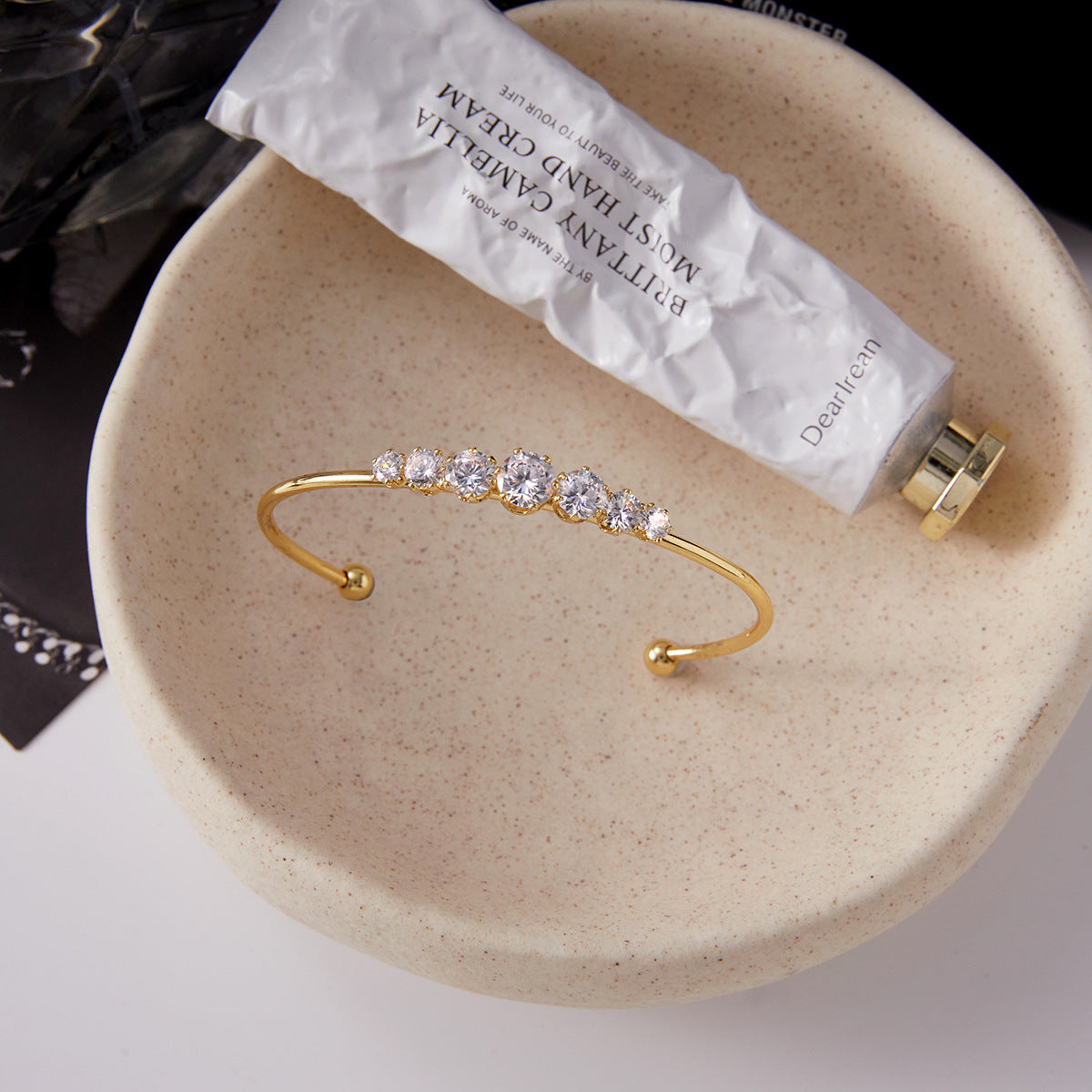 Pulsera Minimalista Geométrica de Titanio y Acero con Incrustaciones de Diamantes de Imitación para Mujer, Acero Inoxidable Hipoalergénico, Acabado Galvanizado