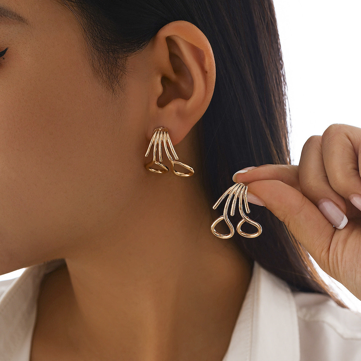 Aretes de tuerca para mujer, de metal pulido, con franjas irregulares y geométricas, con baño de oro.