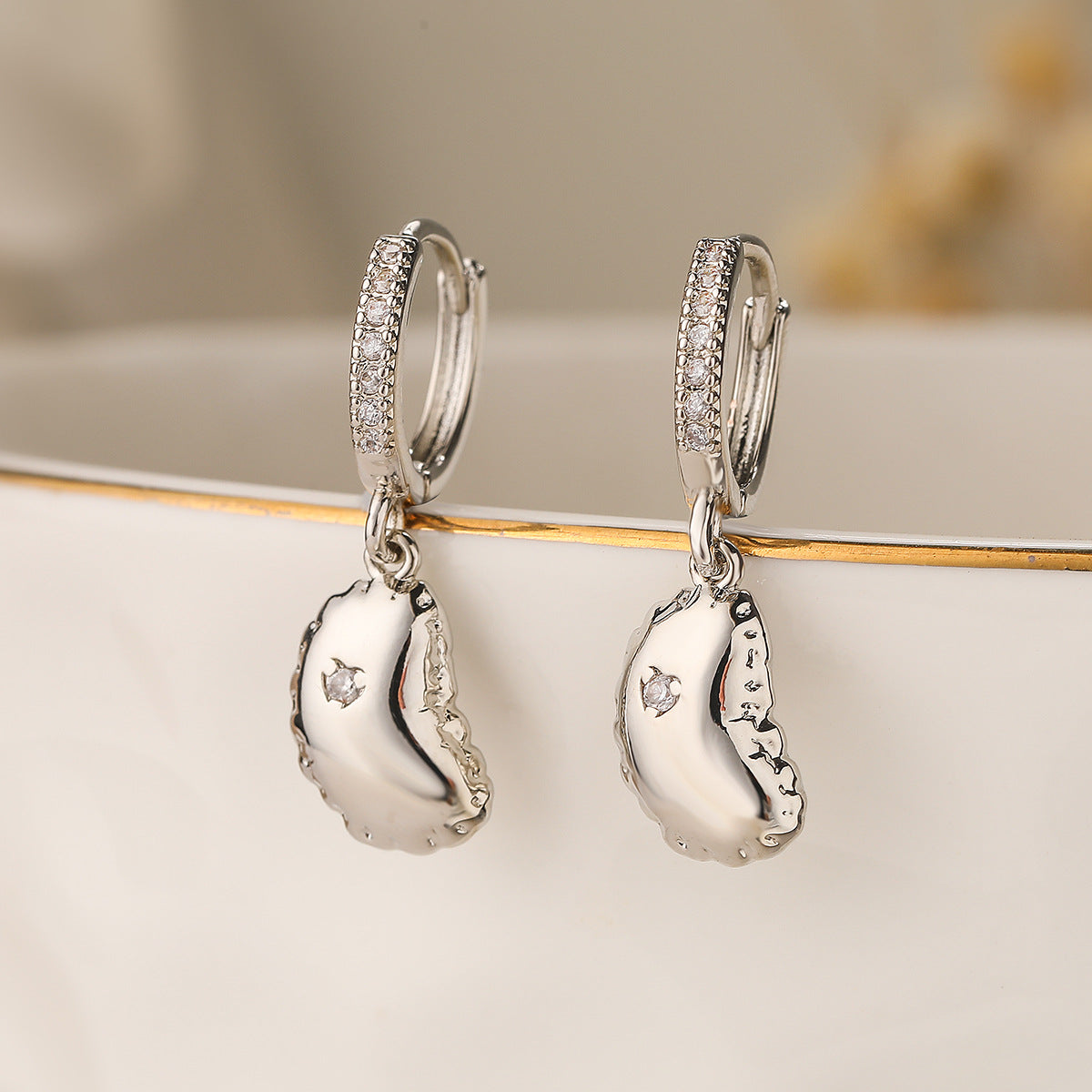 Orecchini pendenti da donna minimalisti geometrici irregolari a palloncino in ottone con placcatura in oro vero e intarsio di zirconi