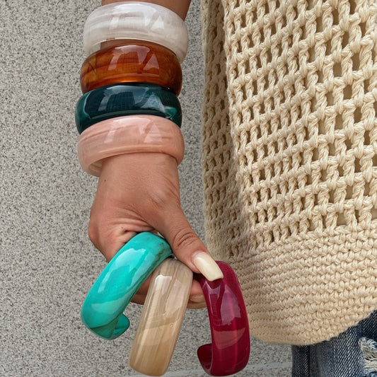 Brazalete ancho acrílico con goteo de aceite geométrico degradado