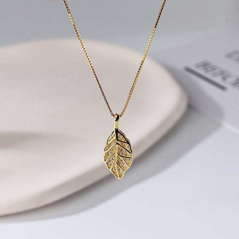 Natural Style Leaf Pendant Necklace for Women Made of Titanium Steel with Plated Finish and Wavy Chain
