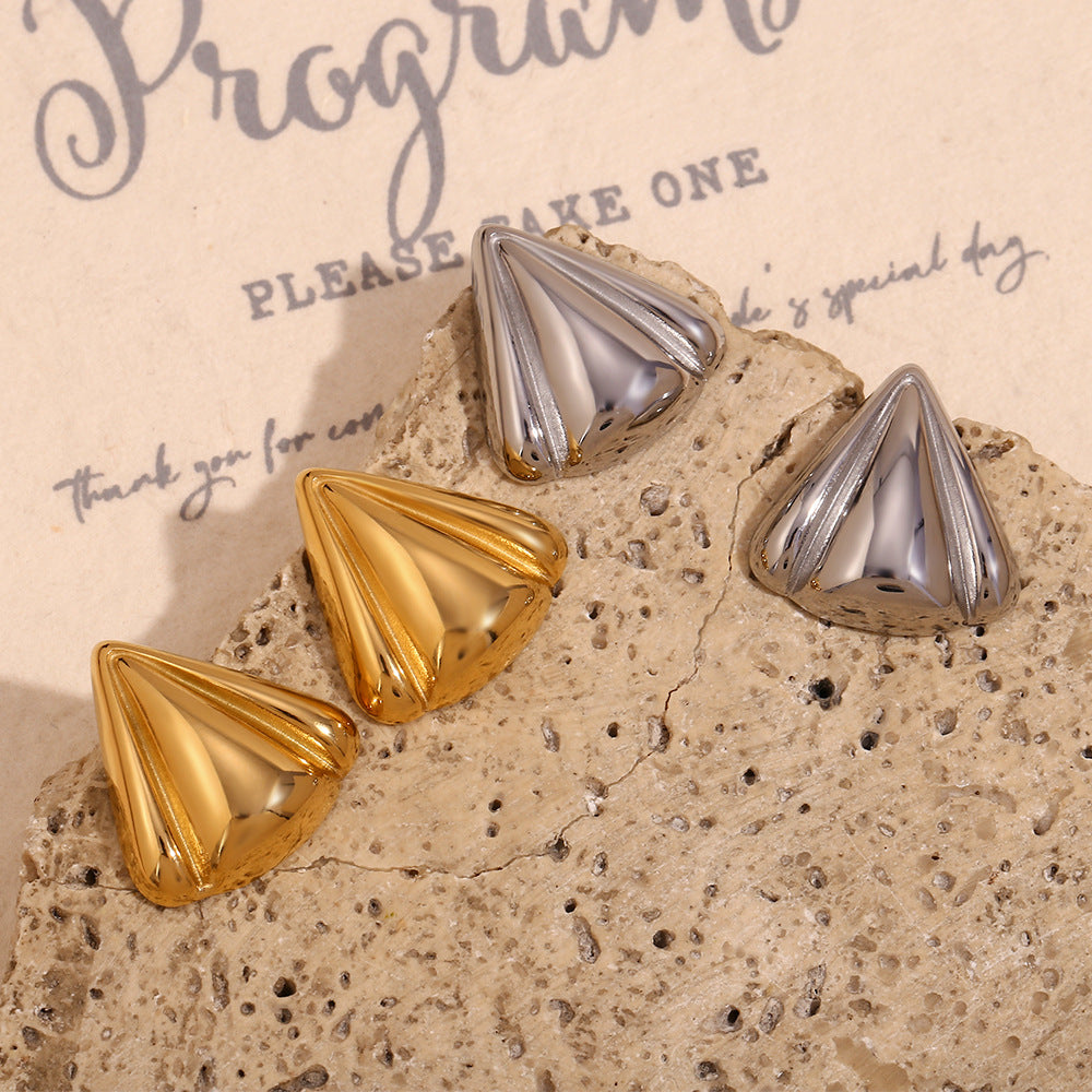 Pendientes de tuerca de acero inoxidable pulido con forma de pétalo triangular geométrico de moda para mujer con baño de oro de 18 quilates