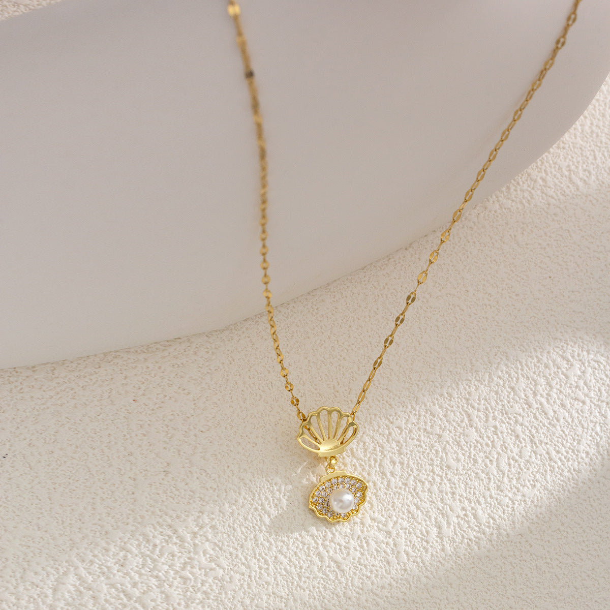 Collana Minimalista in Acciaio al Titanio a Forma Floreale con Pendente a Guscio Vuoto, Charm in Rame Placcato Oro, Intarsio in Zirconia Cubica, Catena a O, Design di Lusso Unisex