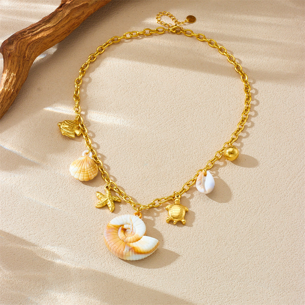 Collana con ciondolo a forma di conchiglia, stella marina e tartaruga a tema oceano audace per donna in acciaio inossidabile con finitura placcata