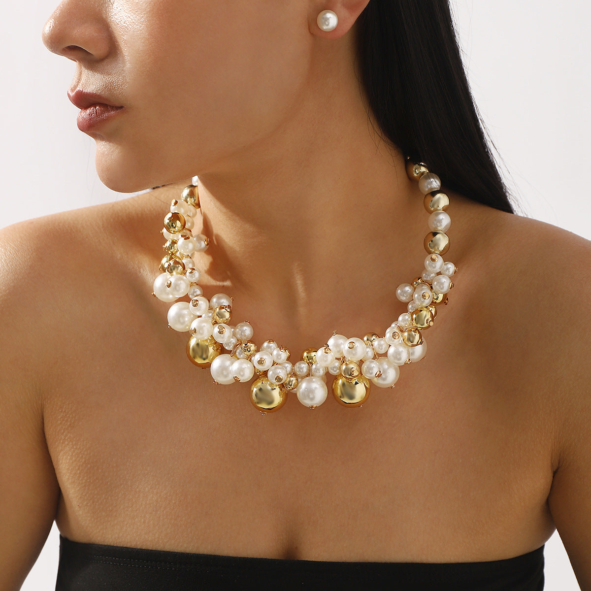 Set collana girocollo corto di perle in elegante stile lussuoso con orecchini abbinati a perno da donna