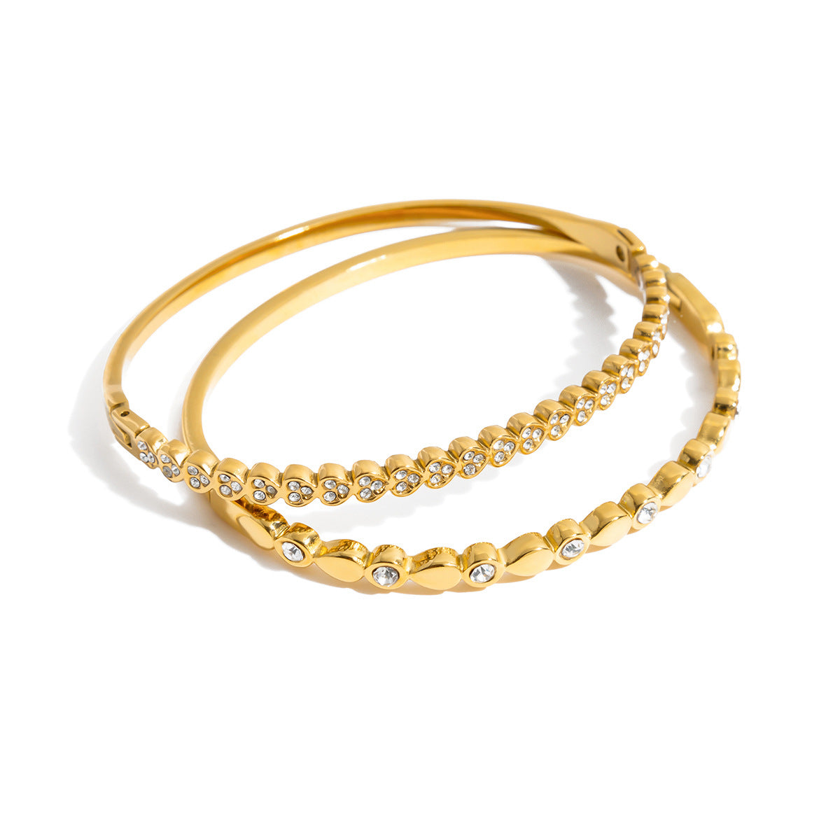 Pulsera de puño de acero de titanio en forma de corazón a la moda para mujer con incrustaciones de diamantes de imitación y acabado chapado