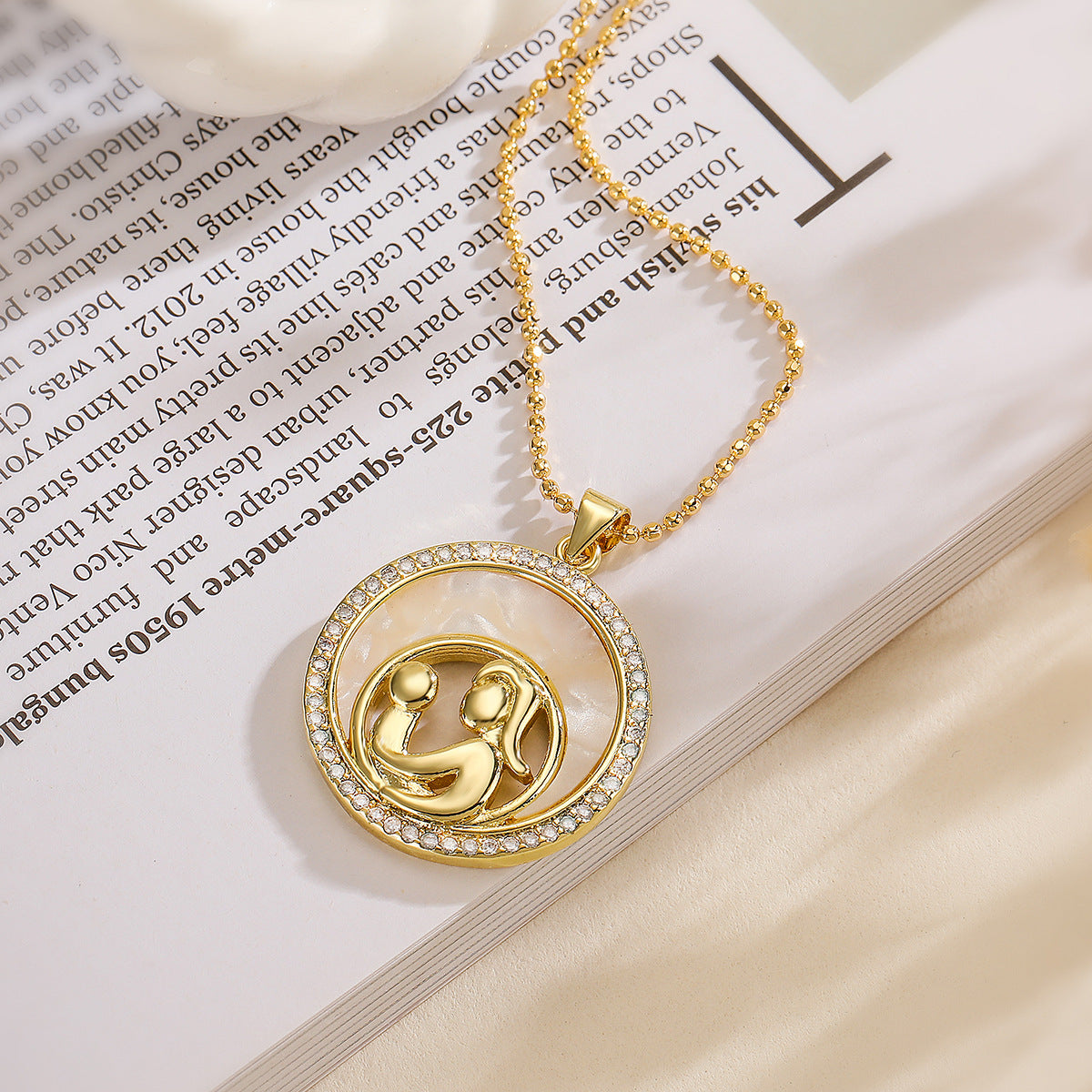 Collana pendente a conchiglia di abalone geometrica minimalista da donna con zirconi micro-incastonati e catena in rame