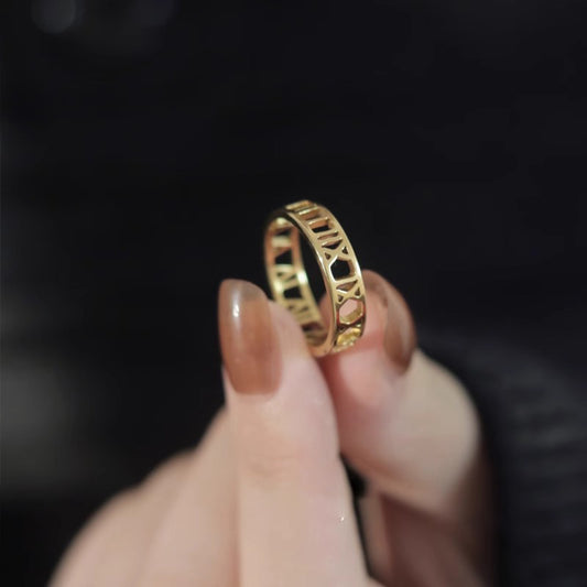 Anello Minimalista in Acciaio al Titanio con Numeri Romani per Uomo e Donna, Design Intagliato e Finitura Placcata