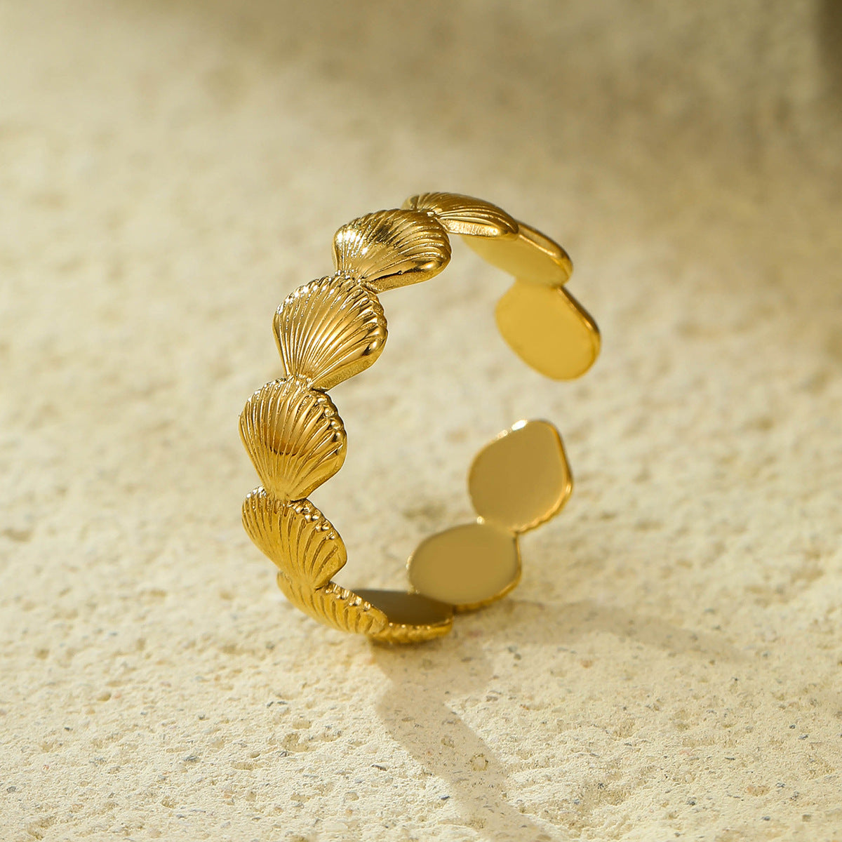 Anillo abierto para mujer de acero de titanio con baño de oro de 18 quilates, con forma de abanico y concha, estilo lujo minimalista