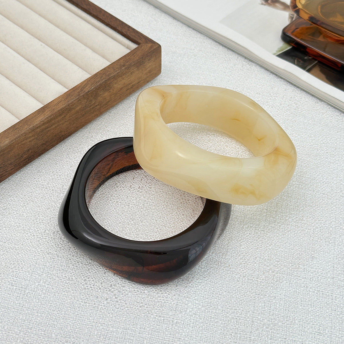 Bracciale da donna in acrilico geometrico irregolare minimalista con effetto traslucido sfumato