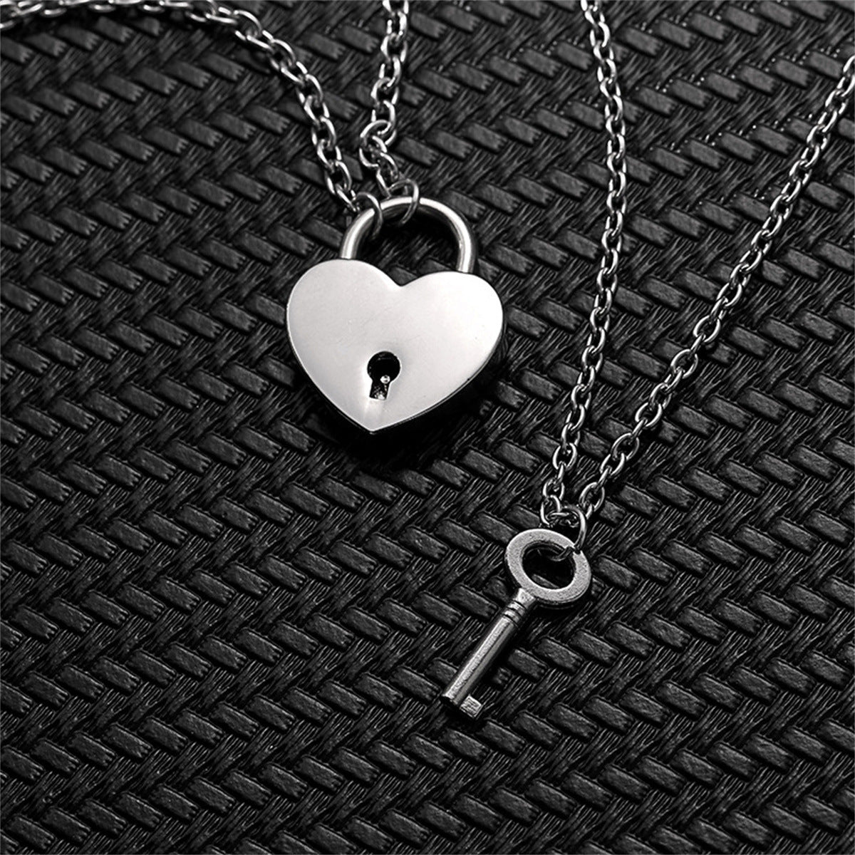Collana con ciondolo a cuore in acciaio al titanio dolce e audace con lucchetto a chiave funzionante, gioielli unisex per coppie