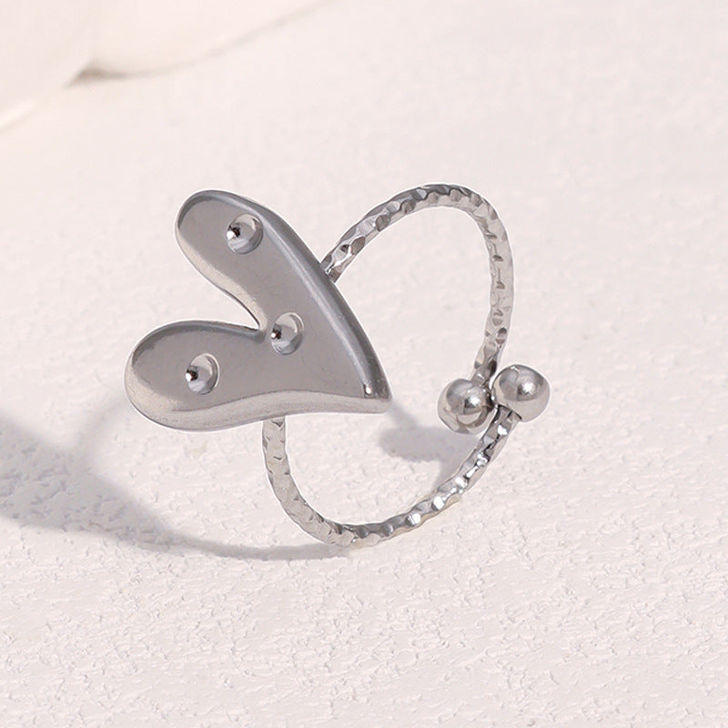 Anello da donna minimalista a forma di cuore in acciaio al titanio con placcatura in oro 18 carati e intarsio di strass
