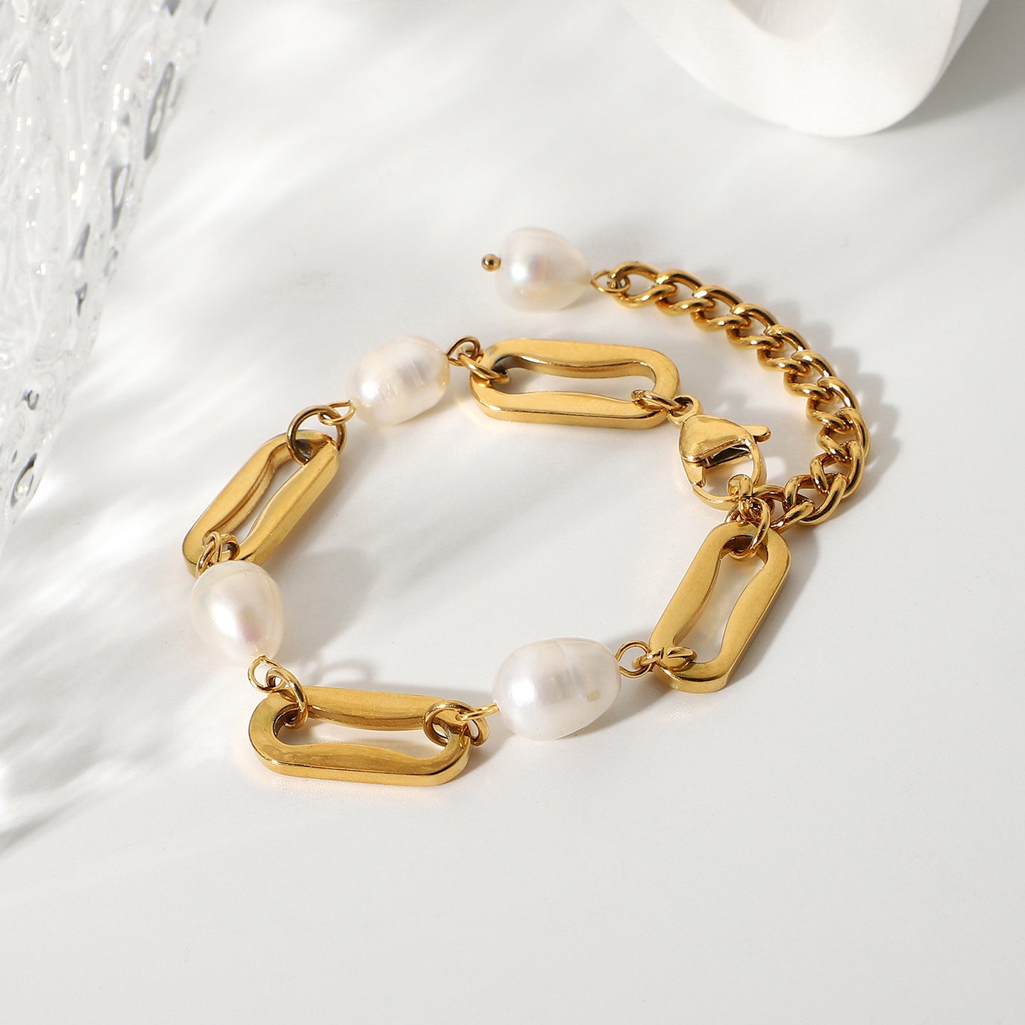 Bracciale Geometria Barocca in Acciaio Inossidabile Placcato Oro 18K con Maglie Rettangolari e Perle di Acqua Dolce