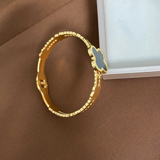 Bracciale minimalista da donna in acciaio al titanio con quadrifoglio, finitura placcata e design geometrico