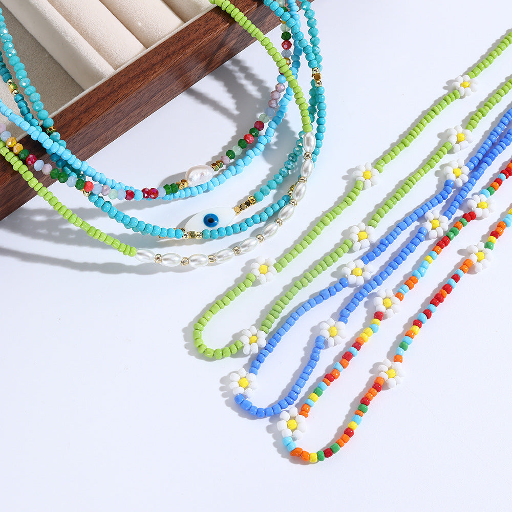 Collana con ciondolo a margherita minimalista con accenti di turchese e perle su catena a maglia per donna