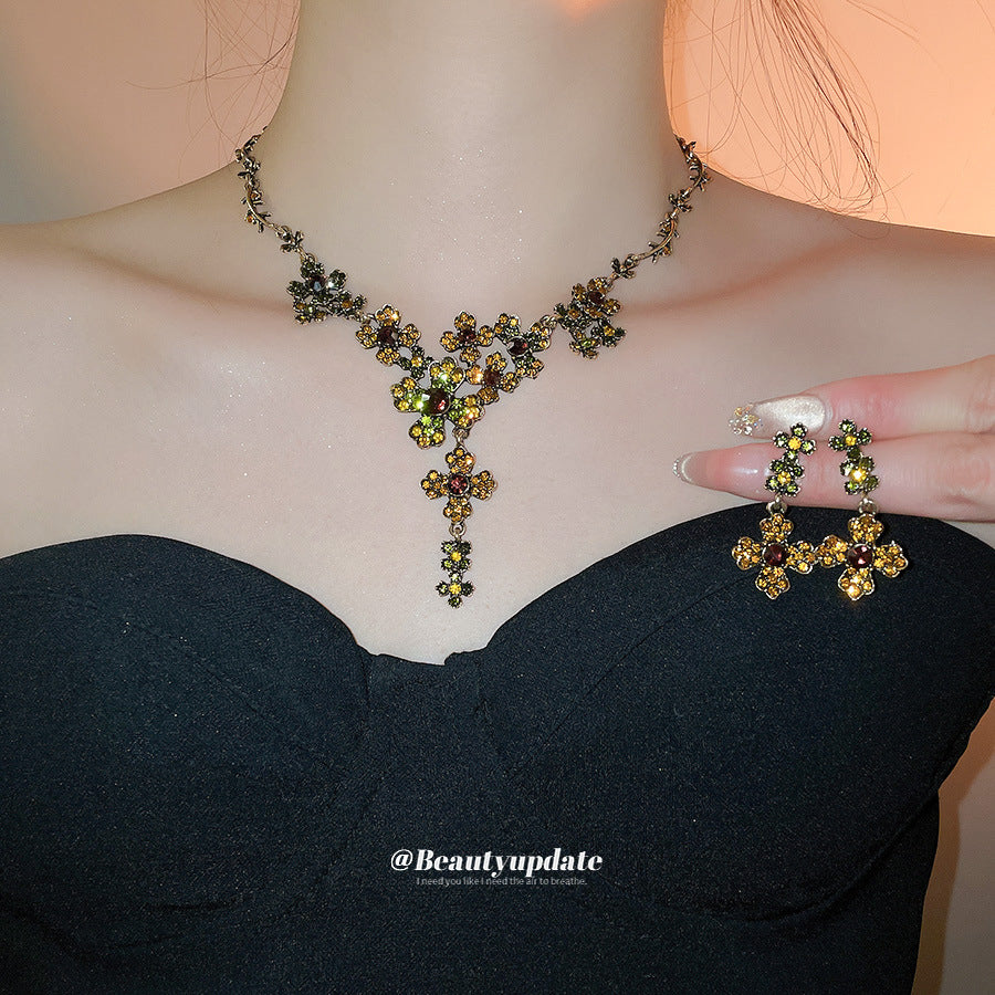 Conjunto de collar y pendientes de aleación con diseño floral vintage e incrustaciones de diamantes de imitación para mujer