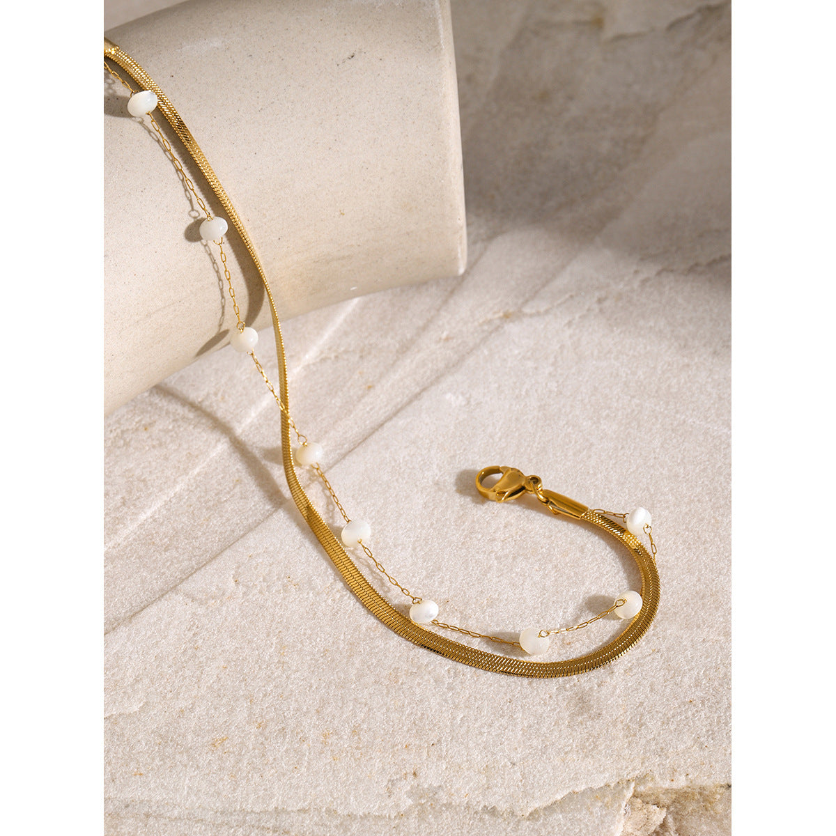 Tobillera de mujer de acero inoxidable chapado en oro de 18 quilates, estilo francés, cadena de serpiente plana con cuentas redondas de concha