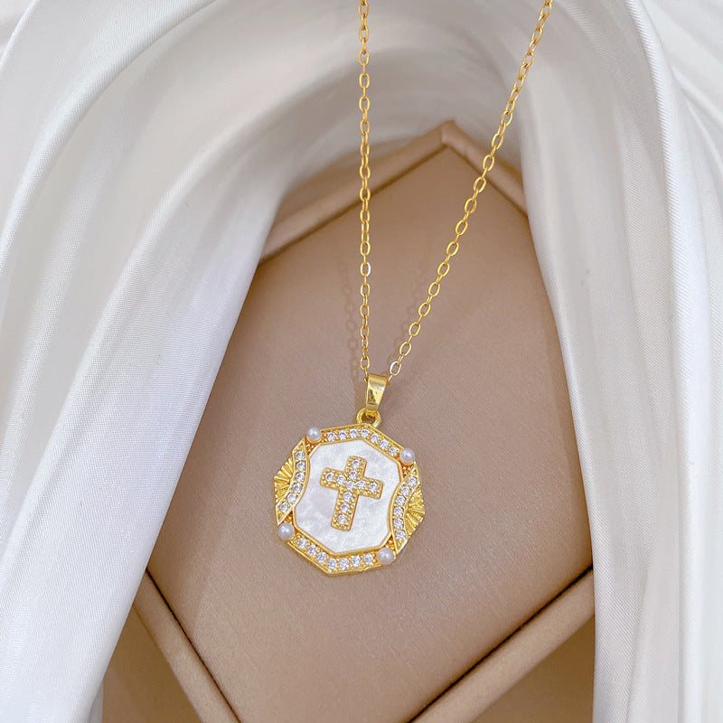 Collana minimalista con pendente a croce in acciaio al titanio con dettagli in perle e intarsio di strass da donna