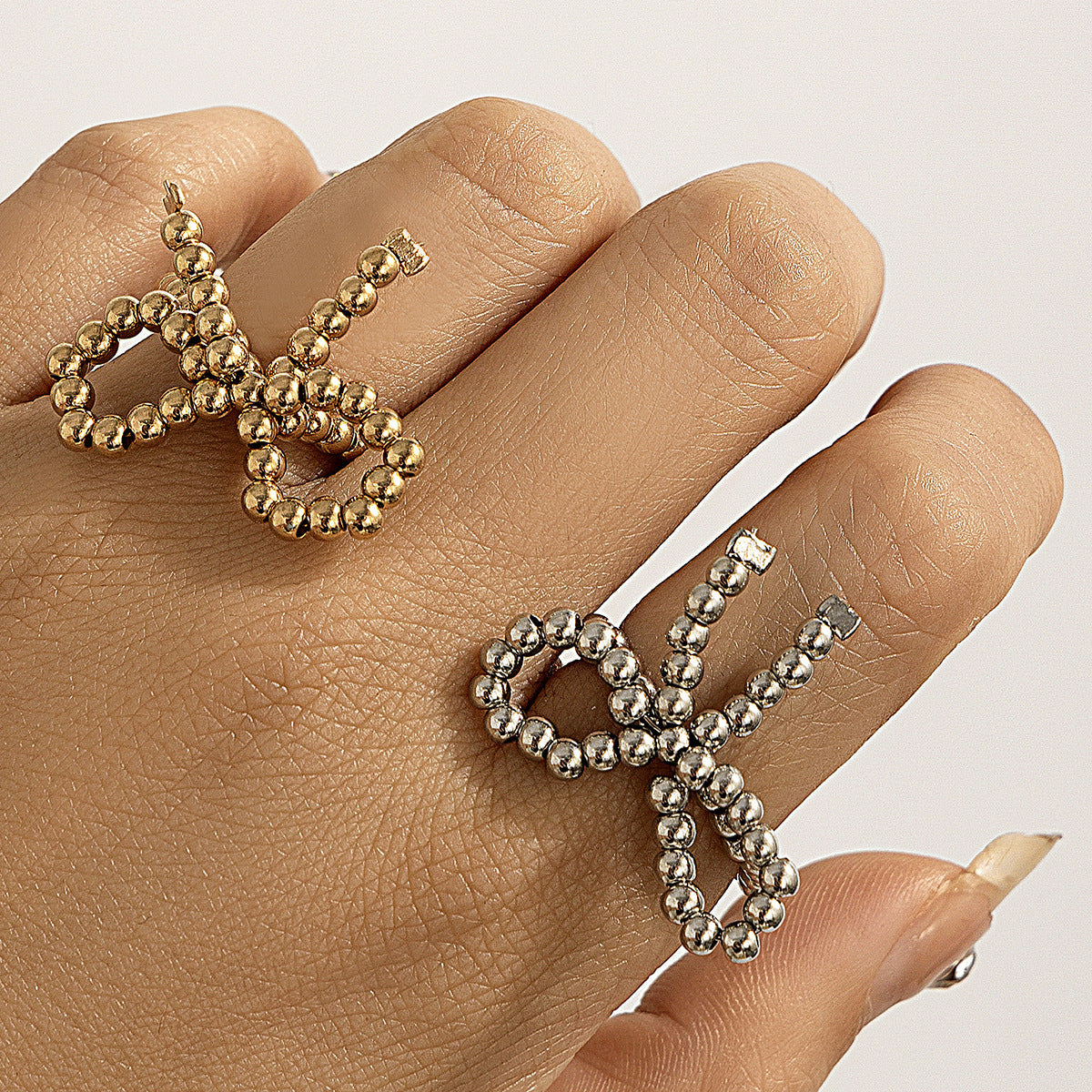 Anello in resina da donna, dolce e accattivante, a forma di fiocco, con perle e design a fascia aperta