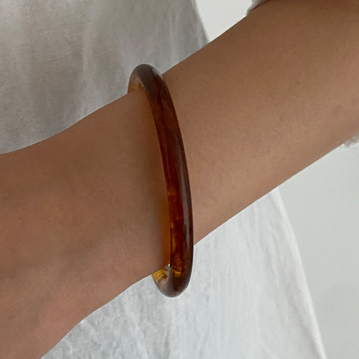 Pulsera geométrica minimalista de resina y metal con cierre de resorte para mujer