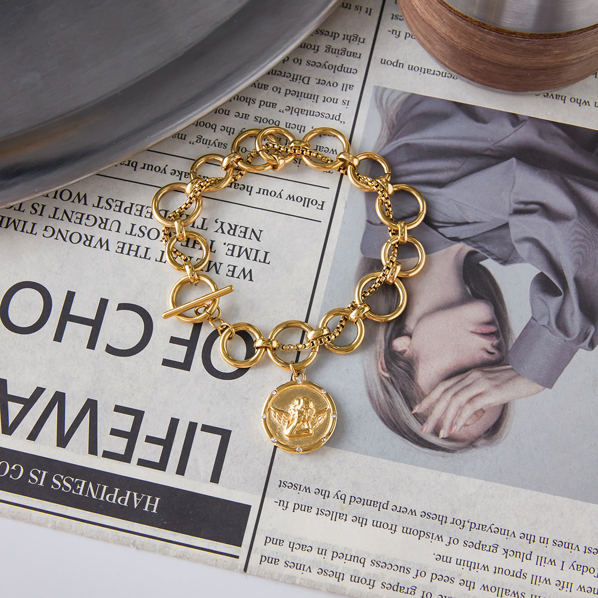 Bracciale vintage geometrico in acciaio al titanio per donna con finitura placcata e motivo ad angelo, accessorio di moda