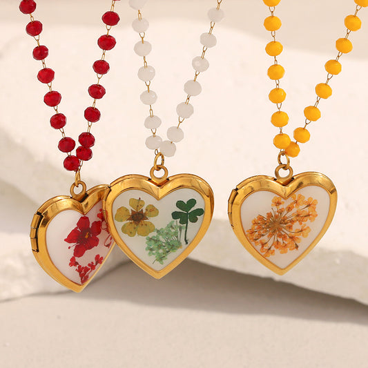 Collana a Medaglione a Cuore Minimalista in Acciaio Inossidabile Placcato Oro 18K con Fiore Pressato e Perline di Vetro