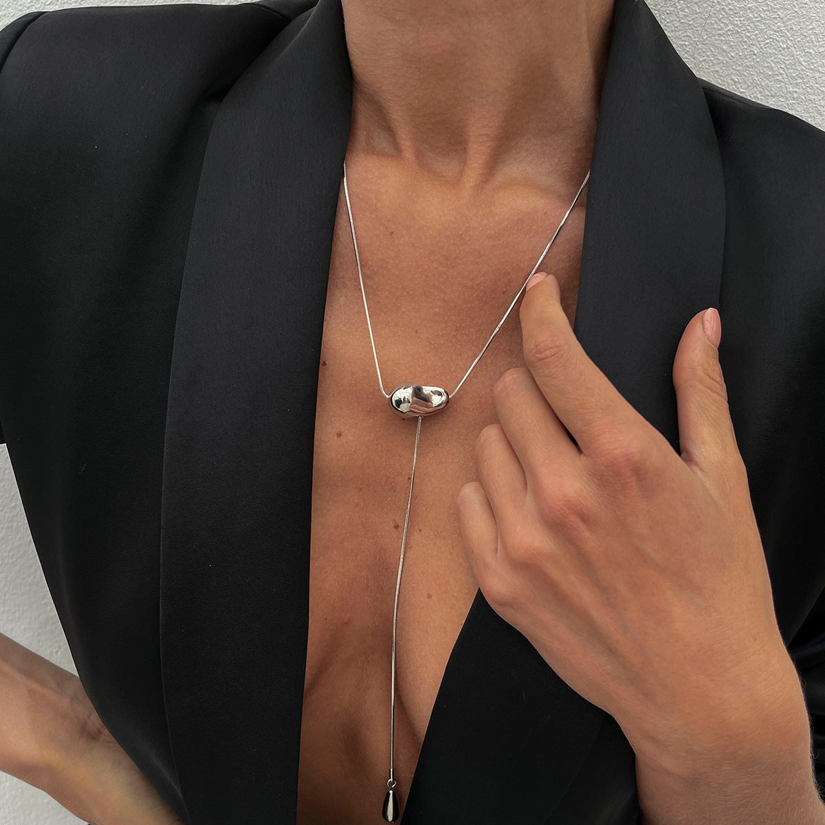 Collar minimalista con colgante geométrico irregular en forma de lágrima para mujer, con cadena de hierro chapado y detalle de flecos