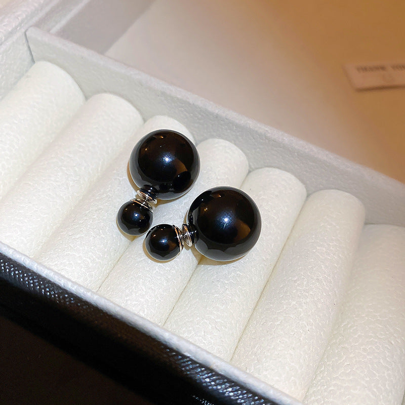 Elegantes pendientes florales de perlas con postes de plata chapados en oro para mujer