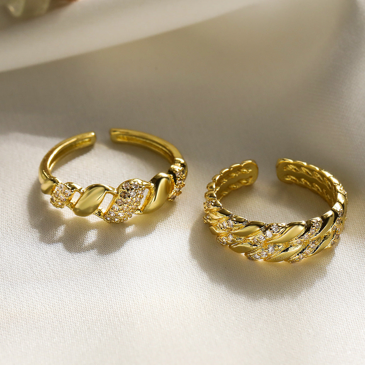 Anello da Donna Minimalista Geometrico in Rame Placcato Oro 18K con Intarsio in Zirconi