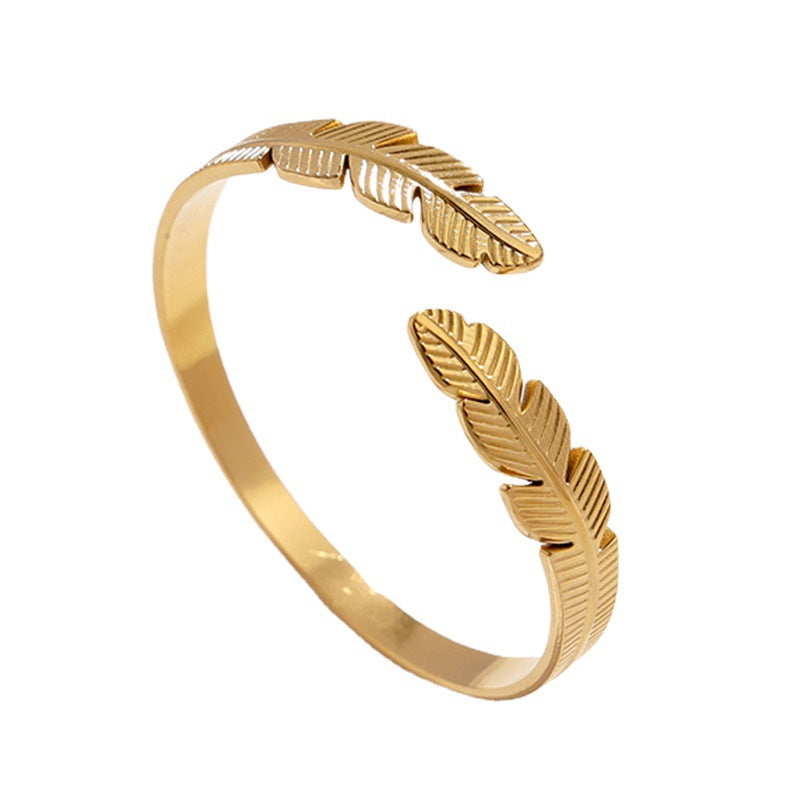 Bracciale a fascia in acciaio al titanio a forma di piuma, minimalista, da donna, con finitura placcata e design aperto regolabile