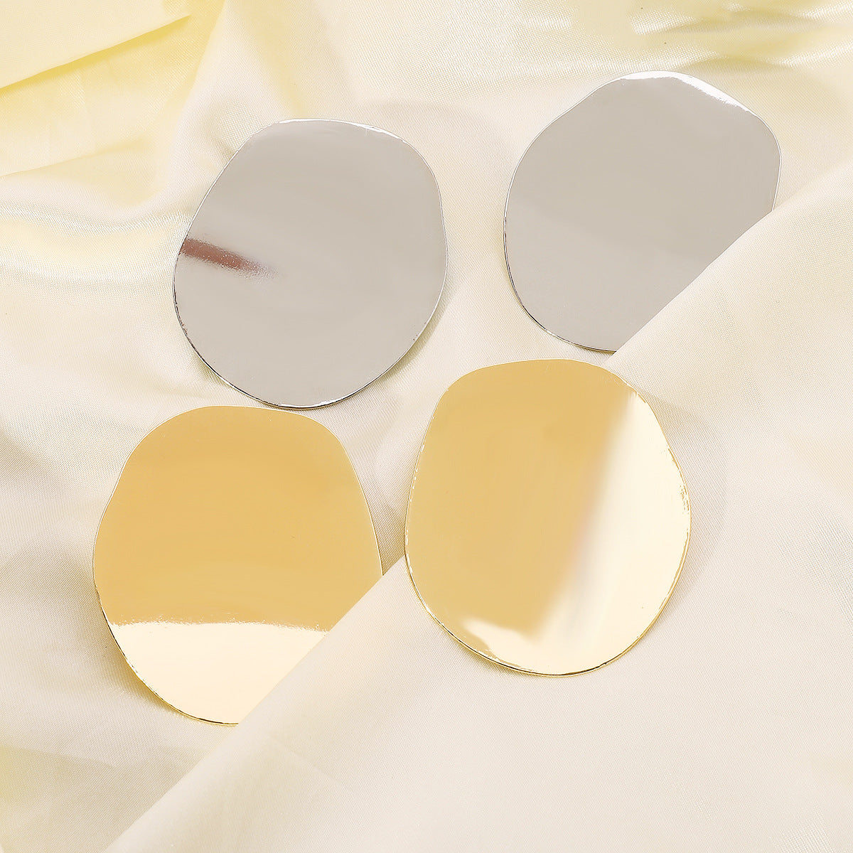 Pendientes de aleación con diseño geométrico atrevido para mujer, con superficie pulida brillante y diseño asimétrico irregular